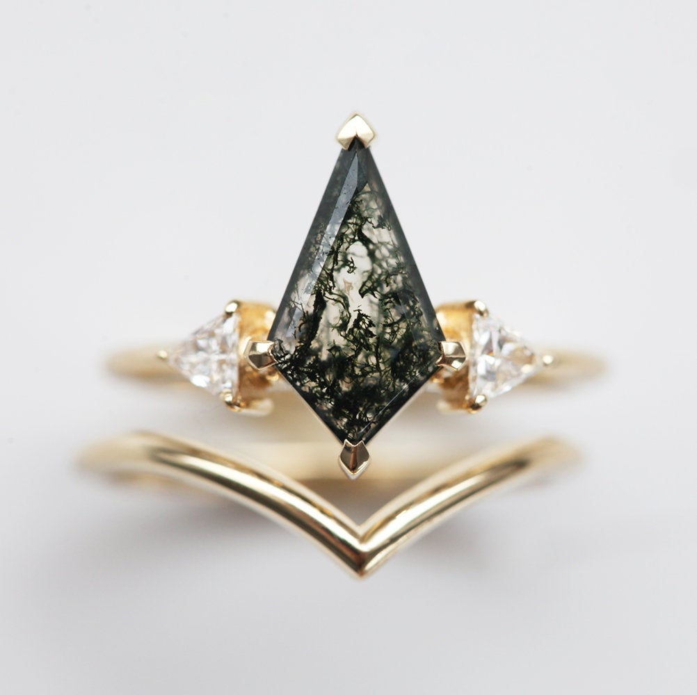 Avery Kite Moss Agate Ring With Chevron Band