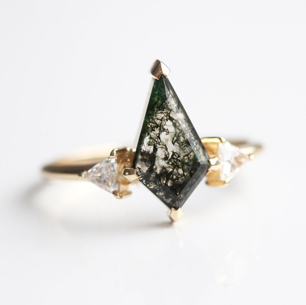 Avery Kite Moss Agate Ring With Chevron Band