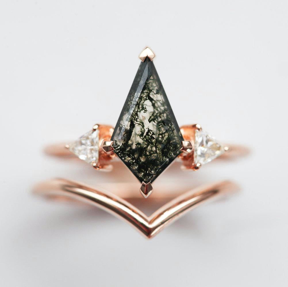 Avery Kite Moss Agate Ring With Chevron Band