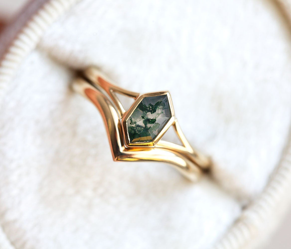 Hexagon Solitaire Moss Agate Ring with Chevron Band