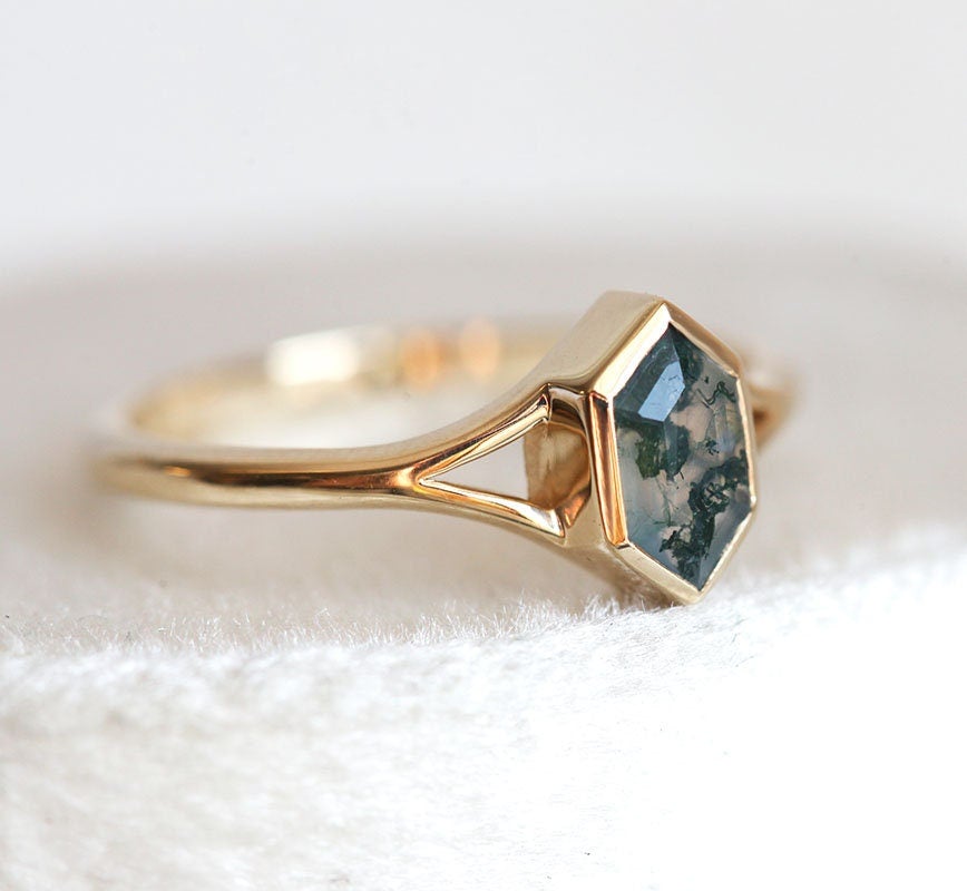 Hexagon Solitaire Moss Agate Ring with Chevron Band